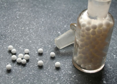 Homöopathische Arzneimittel als Globuli in einer Flasche